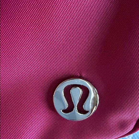 🆕 LULULEMON Everywhere Belt Bag 1L L Monogram Metallic NWT Berry Rumble/Silver - Picture 9 of 16